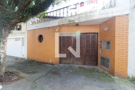 Casa à venda com 182m², 3 quartos e 2 vagas Casa à venda com 182m², 3 quartos e 2 vagasFachada