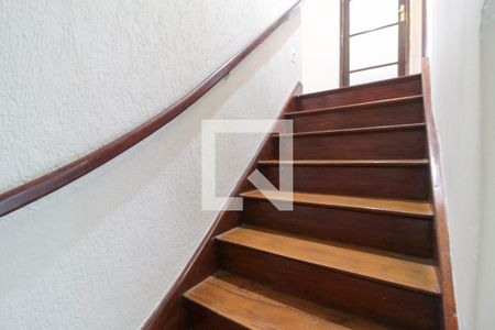 Casa à venda com 182m², 3 quartos e 2 vagas Casa à venda com 182m², 3 quartos e 2 vagasEscada