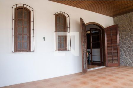 Casa à venda com 200m², 5 quartos e 4 vagas Casa à venda com 200m², 5 quartos e 4 vagasvaranda