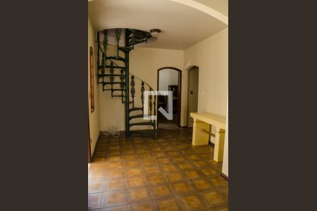 Casa à venda com 200m², 5 quartos e 4 vagas Casa à venda com 200m², 5 quartos e 4 vagasEscada