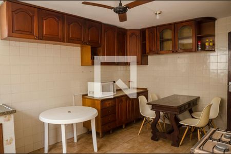 Casa à venda com 200m², 5 quartos e 4 vagas Casa à venda com 200m², 5 quartos e 4 vagasCozinha