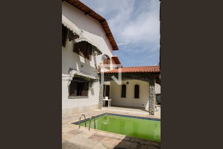Casa à venda com 200m², 5 quartos e 4 vagas Casa à venda com 200m², 5 quartos e 4 vagasArea externa