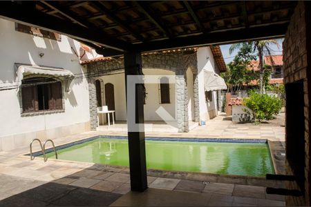 Casa à venda com 200m², 5 quartos e 4 vagas Casa à venda com 200m², 5 quartos e 4 vagasPiscina