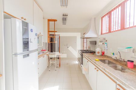 Casa à venda com 550m², 4 quartos e 7 vagas Casa à venda com 550m², 4 quartos e 7 vagasCozinha
