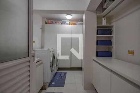 Casa à venda com 400m², 4 quartos e 4 vagas Casa à venda com 400m², 4 quartos e 4 vagasLavanderia