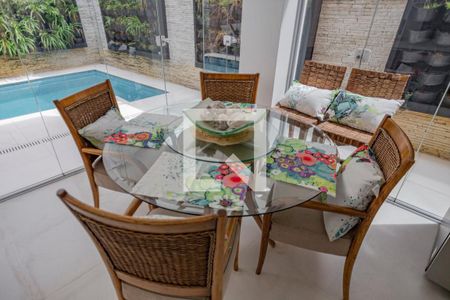 Casa à venda com 400m², 4 quartos e 4 vagas Casa à venda com 400m², 4 quartos e 4 vagasEspaço Gourmet