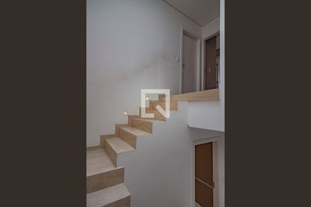 Casa à venda com 400m², 4 quartos e 4 vagas Casa à venda com 400m², 4 quartos e 4 vagasEscada