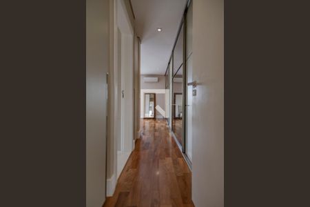 Casa à venda com 400m², 4 quartos e 4 vagas Casa à venda com 400m², 4 quartos e 4 vagasQuarto 3 - Suíte