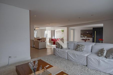 Casa à venda com 400m², 4 quartos e 4 vagas Casa à venda com 400m², 4 quartos e 4 vagasSala de TV