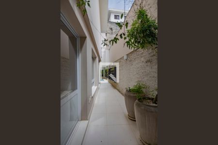 Casa à venda com 400m², 4 quartos e 4 vagas Casa à venda com 400m², 4 quartos e 4 vagasCorredor Piscina