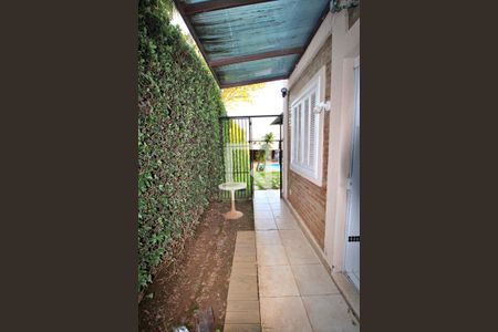 Casa à venda com 788m², 9 quartos e 10 vagasCorredor de acesso ao quintal