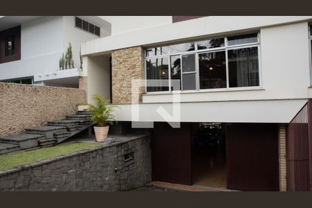 Casa à venda com 270m², 4 quartos e 4 vagasFachada