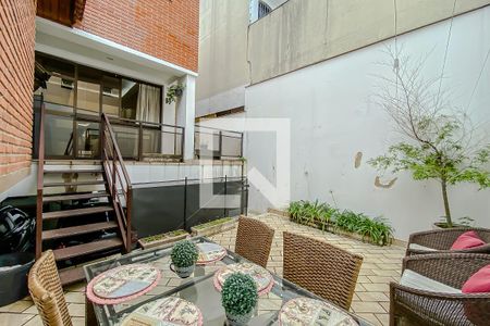 Casa à venda com 400m², 3 quartos e 7 vagas Casa à venda com 400m², 3 quartos e 7 vagasVaranda