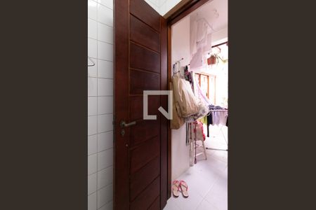 Casa de condomínio à venda com 285m², 3 quartos e 2 vagasBanheiro de Serviço