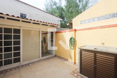 Casa à venda com 107m², 3 quartos e 2 vagasFUNDOS