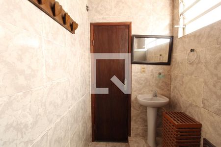 Casa à venda com 381m², 6 quartos e 6 vagasBanheiro Social - 2º Andar