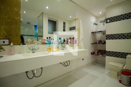 Casa à venda com 402m², 5 quartos e 3 vagasBanheiro da Suíte 1