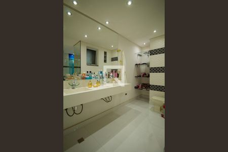 Casa à venda com 402m², 5 quartos e 3 vagasBanheiro da Suíte 1