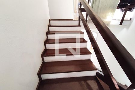 Casa à venda com 210m², 4 quartos e 2 vagasEscada