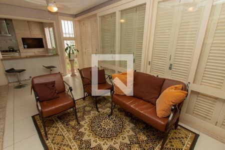 Casa à venda com 330m², 3 quartos e 4 vagas Casa à venda com 330m², 3 quartos e 4 vagasSala de TV