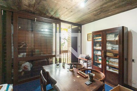 Casa à venda com 876m², 4 quartos e 4 vagas Casa à venda com 876m², 4 quartos e 4 vagasEscritorio
