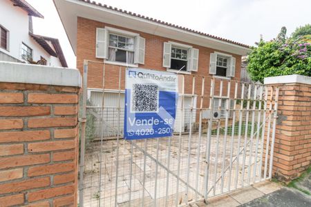 Casa à venda com 650m², 6 quartos e 4 vagas Casa à venda com 650m², 6 quartos e 4 vagasFachada