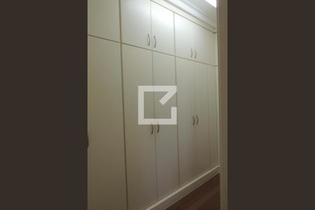 Casa de condomínio à venda com 410m², 4 quartos e 3 vagasCloset