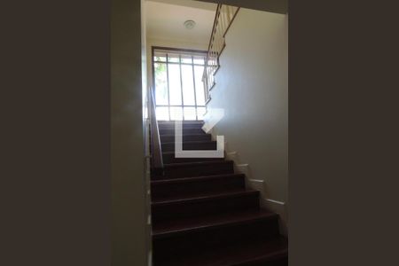 Casa de condomínio à venda com 410m², 4 quartos e 3 vagasEscada