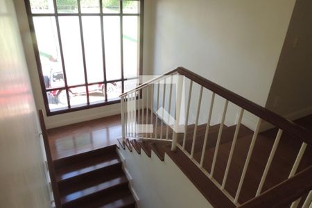 Casa de condomínio à venda com 410m², 4 quartos e 3 vagasEscada