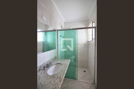 Casa à venda com 218m², 3 quartos e 5 vagasBanheiro do Quarto 1 - Suíte