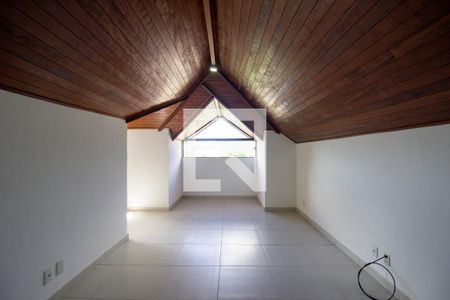 Casa à venda com 350m², 3 quartos e 1 vaga Casa à venda com 350m², 3 quartos e 1 vagaSotão