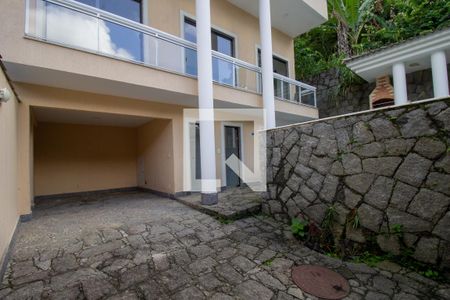 Casa à venda com 350m², 3 quartos e 1 vaga Casa à venda com 350m², 3 quartos e 1 vagaGaragem