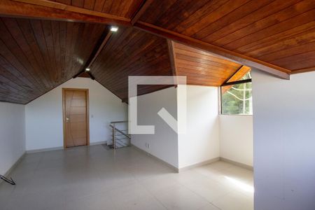 Casa à venda com 350m², 3 quartos e 1 vaga Casa à venda com 350m², 3 quartos e 1 vagaSotão