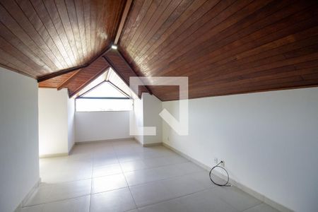 Casa à venda com 350m², 3 quartos e 1 vaga Casa à venda com 350m², 3 quartos e 1 vagaSotão