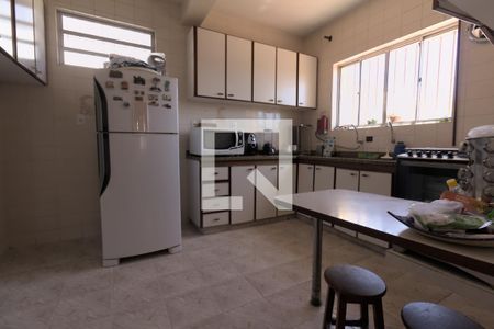 Casa à venda com 600m², 5 quartos e 20 vagas Casa à venda com 600m², 5 quartos e 20 vagasCozinha