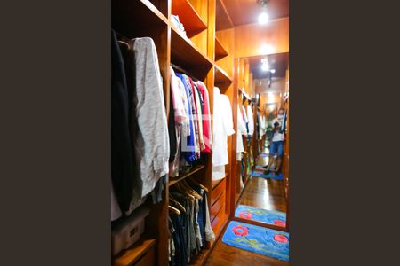 Casa à venda com 850m², 7 quartos e 8 vagas Casa à venda com 850m², 7 quartos e 8 vagasCloset da Suite 1