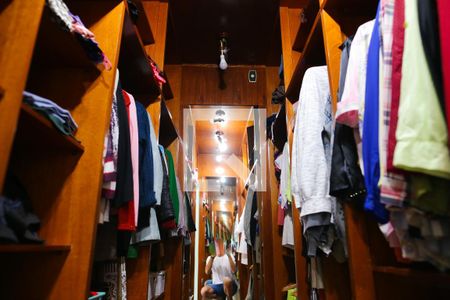 Casa à venda com 850m², 7 quartos e 8 vagas Casa à venda com 850m², 7 quartos e 8 vagasCloset da Suite 1