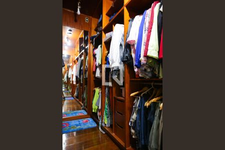 Casa à venda com 850m², 7 quartos e 8 vagas Casa à venda com 850m², 7 quartos e 8 vagasCloset da Suite 1