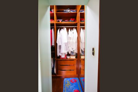 Casa à venda com 850m², 7 quartos e 8 vagas Casa à venda com 850m², 7 quartos e 8 vagasCloset da Suite 1