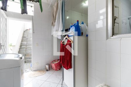 Casa à venda com 220m², 5 quartos e 4 vagas Casa à venda com 220m², 5 quartos e 4 vagasLavanderia