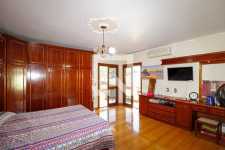 Casa à venda com 372m², 4 quartos e 2 vagas Casa à venda com 372m², 4 quartos e 2 vagasQuarto Suíte