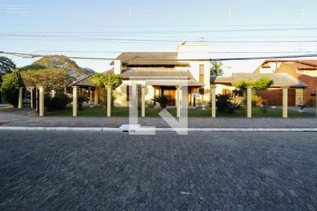 Casa à venda com 372m², 4 quartos e 2 vagas Casa à venda com 372m², 4 quartos e 2 vagasFachada