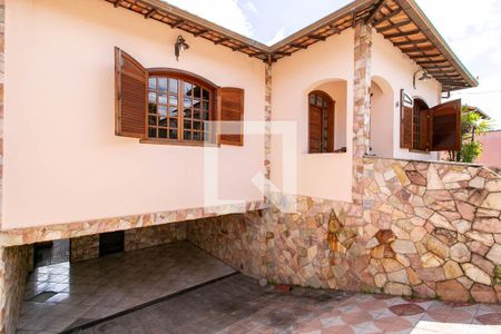 Casa à venda com 258m², 4 quartos e 4 vagas Casa à venda com 258m², 4 quartos e 4 vagasGaragem