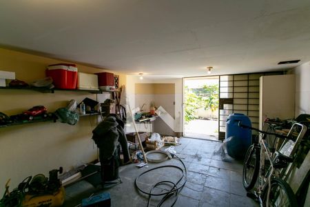 Casa à venda com 258m², 4 quartos e 4 vagas Casa à venda com 258m², 4 quartos e 4 vagasPorão 1