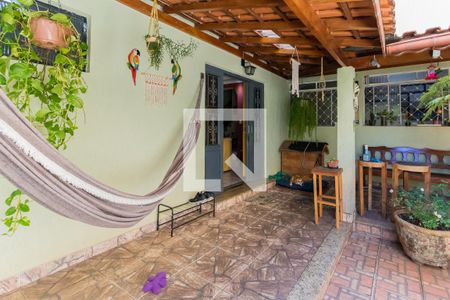 Casa à venda com 250m², 3 quartos e 5 vagas Casa à venda com 250m², 3 quartos e 5 vagasQuintal