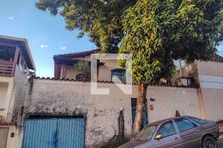 Casa à venda com 200m², 3 quartos e 1 vaga Casa à venda com 200m², 3 quartos e 1 vagaFachada