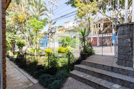 Casa à venda com 232m², 3 quartos e 2 vagasQuintal/Jardim