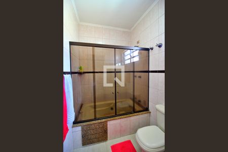 Casa à venda com 300m², 4 quartos e 6 vagasBanheiro da Suíte 1