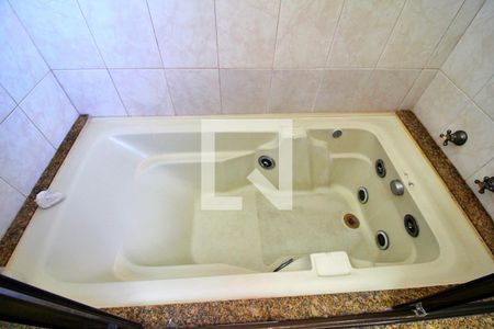 Casa à venda com 300m², 4 quartos e 6 vagasBanheiro da Suíte 1