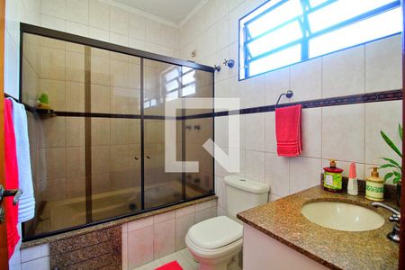 Casa à venda com 300m², 4 quartos e 6 vagasBanheiro da Suíte 1